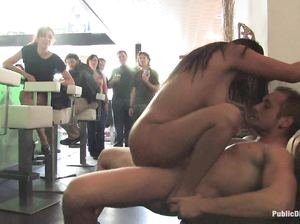 Сексуальную девицу с проколотыми сосками жестко оттрахали в кафе