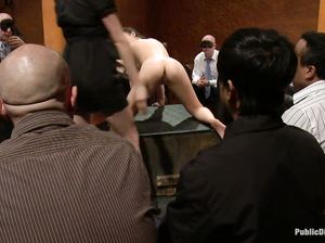 Молодые девахи ебутся при толпе