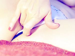 Крошка Элиза уединилась в спальне и стала играть со своей бритой киской