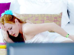 Золотовласая малышка нежно страпонит свою щелочку