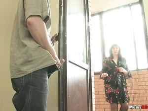 Тетка отсосала пенис своему племяннику