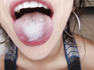 Телочка ловко отсосала пенис мужику на кастинге и глотнула сперму