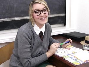 Блондинка в школьной форме мастурбирует в классе