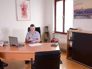 Доктор поимел блондинку с большой грудью на кушетке