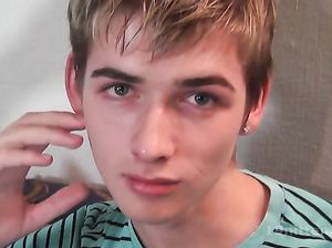 Нереально красивый гей Антон дал потрогать свой хуй другу