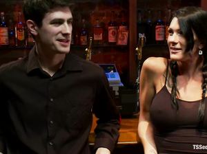 Девка транс шпилит чувака раком в анал