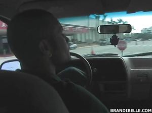 Чувак подвез девку и дал ей пососать