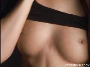 Знойная блондинка снимает напряжение в спальне