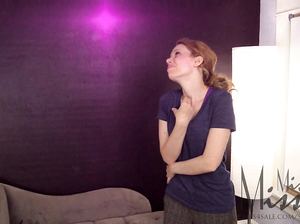 Милая телочка бьется током и возбуждается от этого