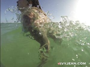 Мередит купается в море и показывает себя