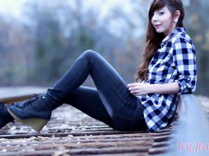 Мариэль уселась на улице и приласкала пилотку