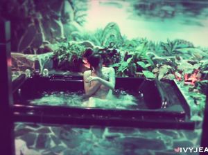 Кимберли забавляется в бассейне с писькой