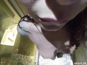 Дианна довела себя в душе до оргазма