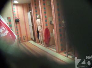 Голые бабы купаются в душевых кабинках в бане