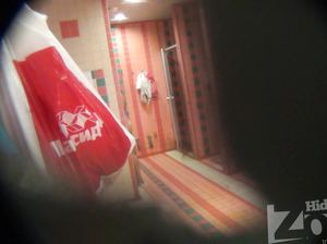 Вуайерист подсматривает за голыми девками сквозь дырку в стене