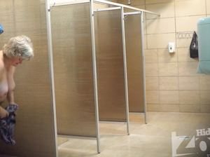 Старая жирная седая баба голая в бане