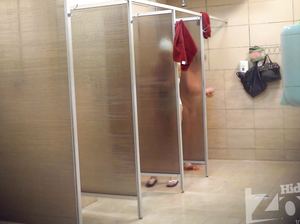 Толстая баба принимает душ, не подозревая, что ее снимает скрытая камера