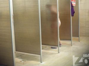 Голые бабы принимают душ, не подозревая, что их снимает скрытая камера