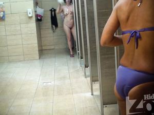 Девки в купальнике купаются в общей бане