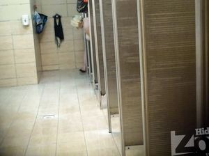 Пышная баба в купальнике принимает душ после работы