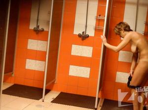 Тайное подсматривание за зрелой голой теткой в душе