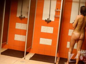 Худая девчонка мылится в бане