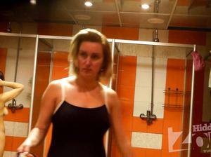 Женщина в купальнике ходит по общей бане