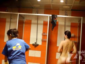 Красивая девчонка с крутыми сиськами купается голая в бане