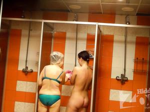 Брюнетка с красивой попой стала жертвой подглядываний извращенца