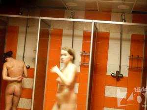 Молодая брюнетка принимает душ после тренировки