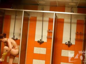 Целлюлитная толстая жопа бабы попала в объектив камеры в бане