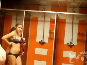 Камера сняла девку с маленькими сиськами в бане