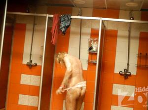 Зрелая женщина попала в объектив скрытой камеры в душе