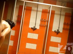 Женщины принимают душ после окончания рабочего дня