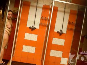 Скрытая камера снимает женщин, которые моются в конце рабочего дня