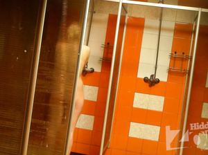 Телки моются после бассейна и не замечают скрытой камеры