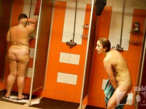 Старушки с жирными жопами моются в душе