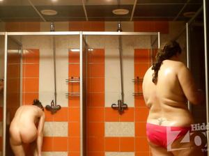 Студентки принимают душ в общежитие, не увидев камеры