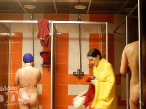 Пухлую малышку снимают скрытой камерой в бане