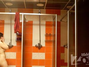 Привлекательная брюнетка тщательно моет сиськи и волосатую пизду