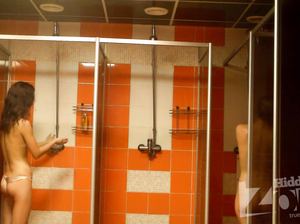 Молоденькие цыпочки принимают душ