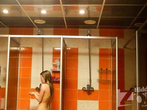 Красивую девчонку засняли голой с помощью скрытой камеры