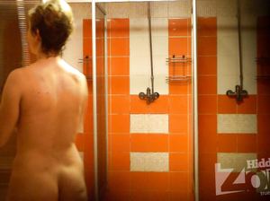 Толстая тетка не раздевается, когда моется в общественном душе