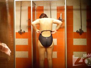 Девчонки принимают душ после занятий в бассейне