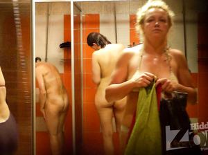 Одна из женщин чуть не спалила скрытую камеру за вешалкой в душе