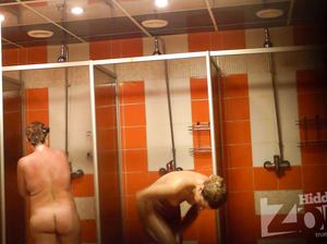 Дамочку с маленькими сиськами сняла скрытая камера в душе