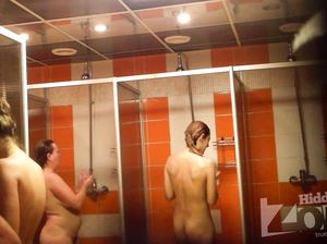 Женщины с хорошенькими формами принимают душ после работы