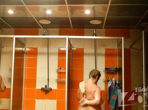 Через скрытую камеру наблюдают за купанием толстой тетки