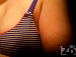 Зрелая женщина закрыла скрытую камеру в душе своими дойками