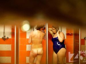 Толстая баба в синем купальнике принимает душ